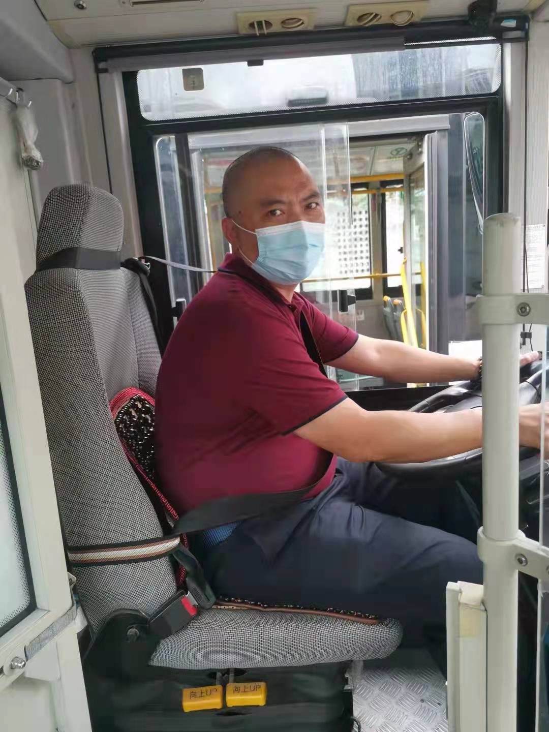 贊！路遇摩托車起火 宜賓公交好車長90秒幫忙滅火